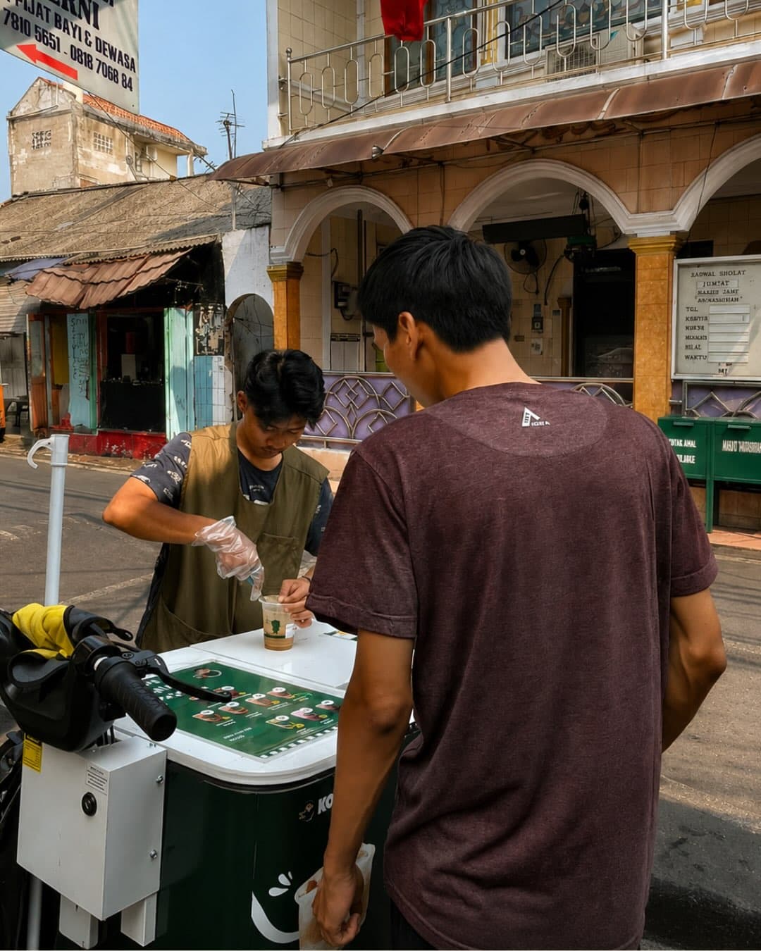 Buddy menyiapkan minuman di gerobak KopiBuddy